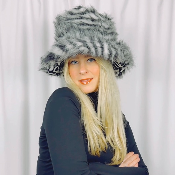 Vintage 2000’s Pamela Anderson Black + White Zebra Striped Faux Fur Bucket Hat - Picture 5 of 8